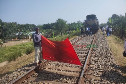 সেই মানুষ, সেই ‘অবৈধ গেট’ বাঁচিয়ে চলেছে জীবন