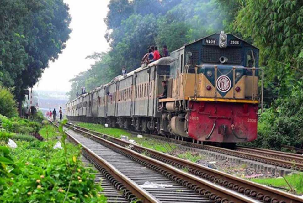 কুলাউড়ায় ট্রেনের নিচে নারীর ঝাঁপ