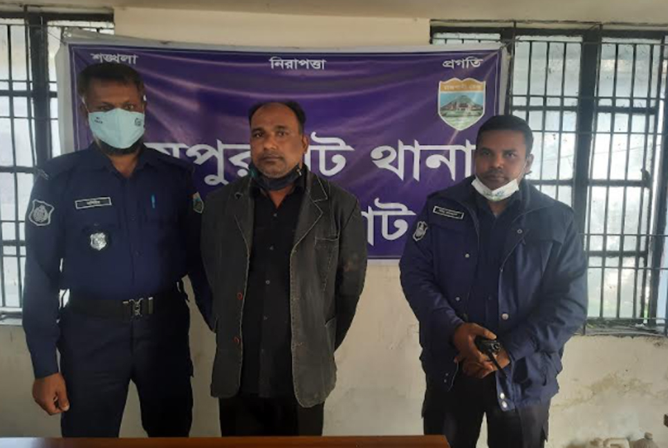 জয়পুরহাটে চাঁদা আদায়কালে ভুয়া এসআই আটক