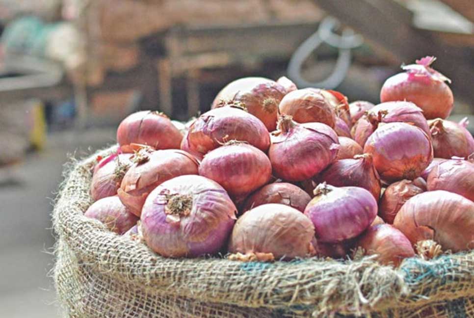 চট্টগ্রামে হঠাৎ পিয়াজ কেজিতে ১৫ টাকা বেশি!

