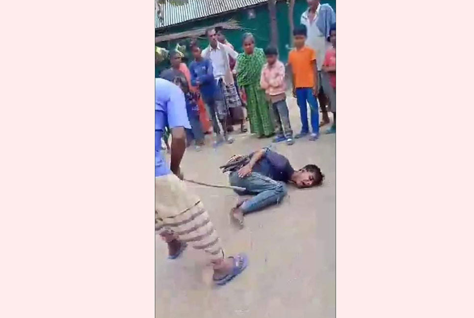 চুরির অভিযোগে কিশোরকে হাত-পা বেঁধে বেধড়ক মারধর