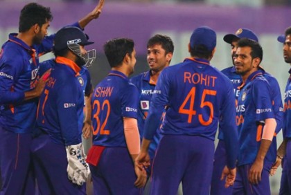 শেষ ওভারে রোমাঞ্চ ছড়িয়েও পারল না ওয়েস্ট ইন্ডিজ