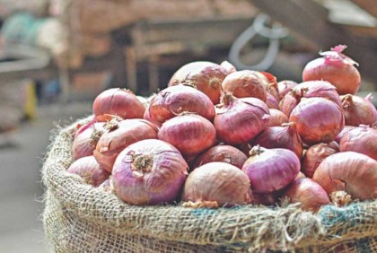 চট্টগ্রামে হঠাৎ পিয়াজ কেজিতে ১৫ টাকা বেশি!


