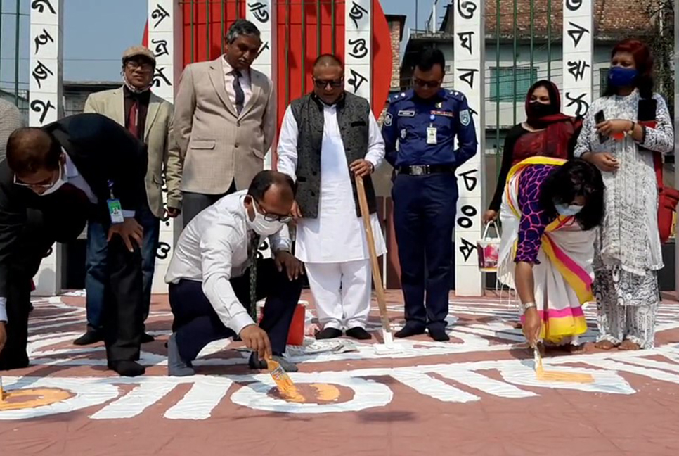  পঞ্চগড়ে শহীদ মিনারে আলপনা অঙ্কন