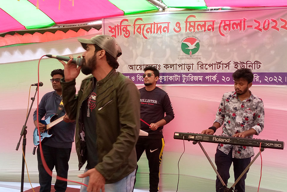 কুয়াকাটার সৈকতে শ্রান্তি বিনোদন ও মিলনমেলা 