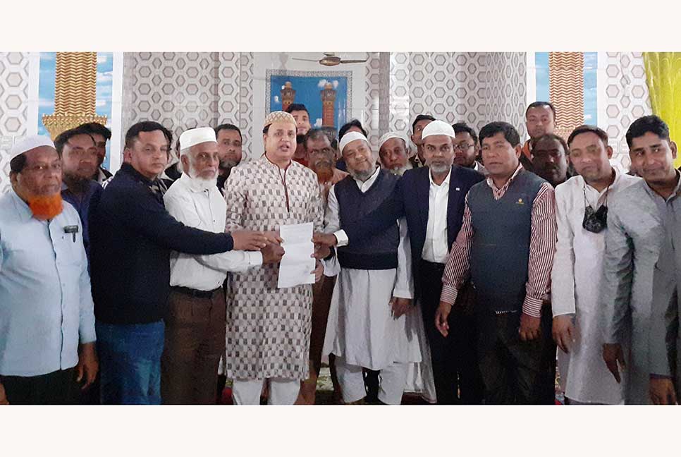 নন্দীগ্রামে চারটি মসজিদে এমপি মোশারফের অনুদান

