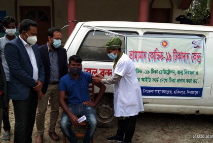 প্রান্তিক পর্যায়ে ভ্রাম্যমাণ গাড়িতে করোনার ভ্যাকসিন প্রদান