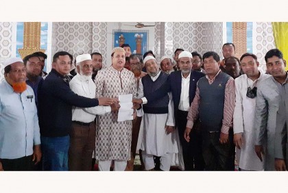 নন্দীগ্রামে চারটি মসজিদে এমপি মোশারফের অনুদান


