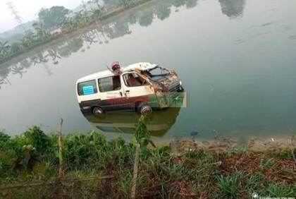 চকরিয়ায় নিয়ন্ত্রণ হারিয়ে পুকুরে লাশবাহী অ্যাম্বুলেন্স