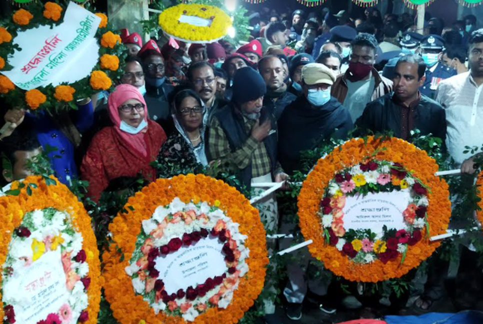 মোরেলগঞ্জে শহীদ মিনারে সর্বসাধারণের শ্রদ্ধা জ্ঞাপন 