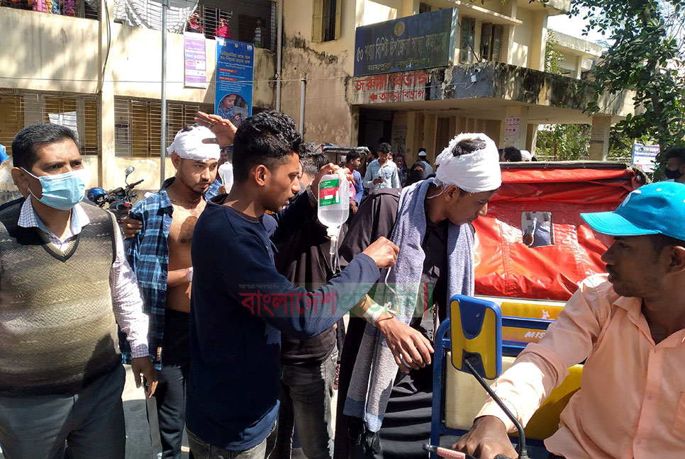 শহীদ মিনারে ফুল, রায়পুরে আওয়ামী লীগ-বিএনপি সংঘর্ষে আহত ২০
