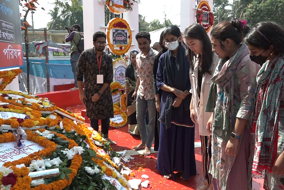 ভাষা শহীদদের প্রতি অস্ট্রেলিয়ান নাগরিকের ফুলেল শ্রদ্ধা