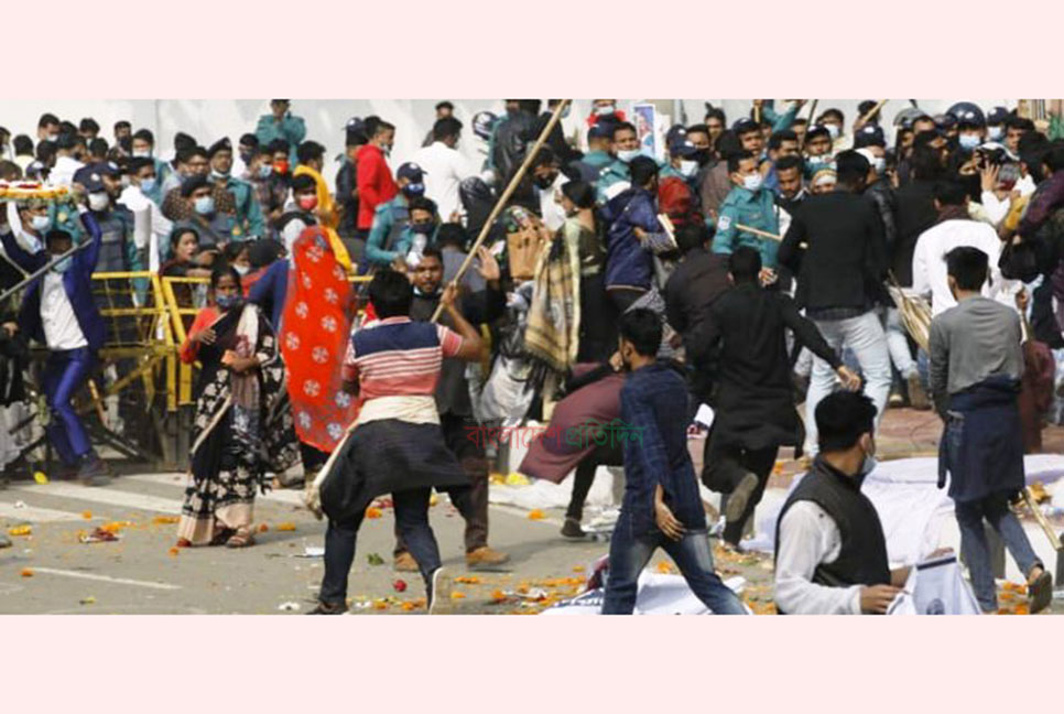 চট্টগ্রামে শহীদদের শ্রদ্ধা জানাতে গিয়ে ছাত্রলীগের দু’গ্রুপে সংঘর্ষ