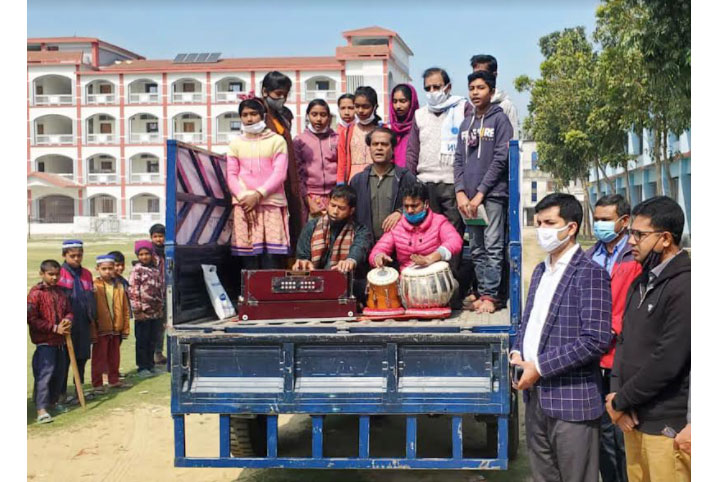 নাটােরে ভ্রাম্যমাণ ট্রাকে একুশের গান পরিবেশন  