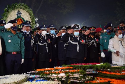 ভাষা শহীদদের প্রতি শ্রদ্ধা জানালেন আইজিপি
