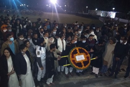 একুশের প্রথম প্রহরে রাবি প্রশাসনের শ্রদ্ধা নিবেদন