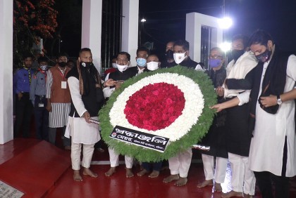 একুশের প্রথম প্রহরে বরিশালে কেন্দ্রীয় শহীদ মিনারে পুষ্পস্তবক অর্পণ 