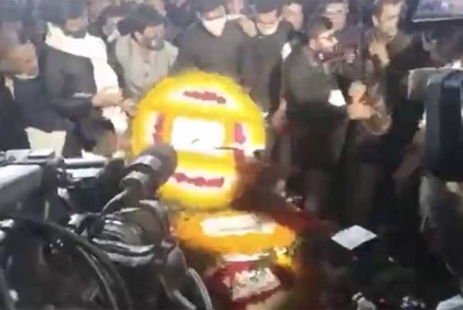 কেন্দ্রীয় শহীদ মিনারে ফুল দিতে গিয়ে ছাত্রলীগের হাতিহাতি

