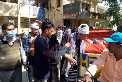 শহীদ মিনারে ফুল, রায়পুরে আওয়ামী লীগ-বিএনপি সংঘর্ষে আহত ২০