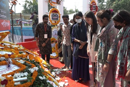 ভাষা শহীদদের প্রতি অস্ট্রেলিয়ান নাগরিকের ফুলেল শ্রদ্ধা