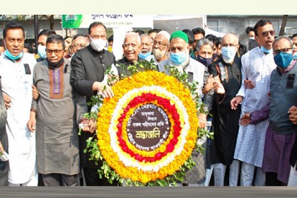 চট্টগ্রাম শহীদ মিনারে সর্বস্তরের মানুষের শ্রদ্ধা
