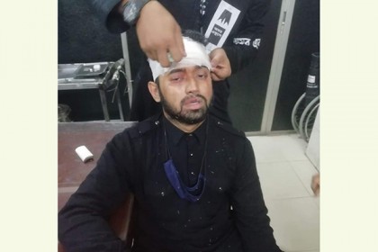 শহীদ মিনারে নিজ সংগঠনের নেতার মাথা ফাটালেন ছাত্রলীগ নেত্রী 
