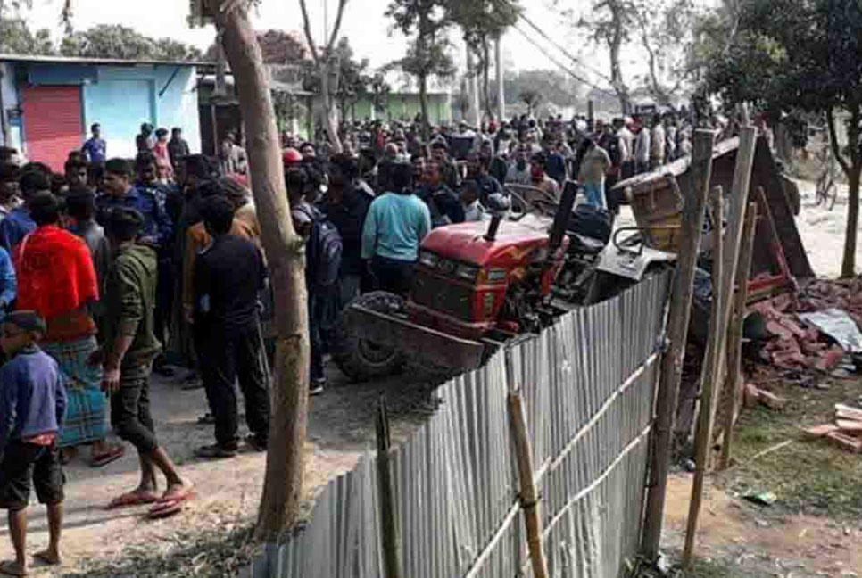 নিয়ন্ত্রণ হারিয়ে কোচিং সেন্টারের ভেতরে ট্রাক্টর, আহত ৬