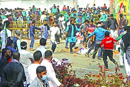 ফুল দেওয়া নিয়ে বিভিন্ন স্থানে সংঘর্ষ