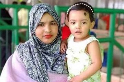 বাসচাপায় মায়ের মৃত্যু, প্রাণে বাঁচল কোলে থাকা মেয়ে