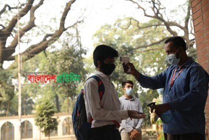 খুলেছে শিক্ষাপ্রতিষ্ঠান, ক্লাসে ফিরেছেন টিকার দুই ডোজ নেওয়া শিক্ষার্থীরা
