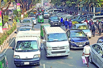 অপরিকল্পিত পার্কিংয়ে দুর্বিষহ যানজট