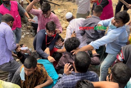 টিকাকেন্দ্রে বিশৃঙ্খলা-হুড়োহুড়ি সামাল দিতে স্বেচ্ছাসেবক ও পুলিশের লাঠিপেটা