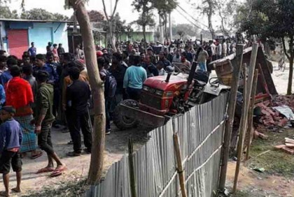 নিয়ন্ত্রণ হারিয়ে কোচিং সেন্টারের ভেতরে ট্রাক্টর, আহত ৬