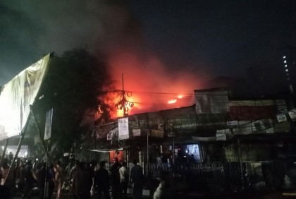 নীলক্ষেতে বইয়ের মার্কেটের আগুন নিয়ন্ত্রণে