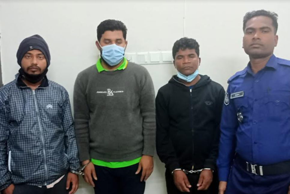 ইয়াবা রেখে ফাঁসাতে গিয়ে ফেঁসে গেলেন নিজেরাই 