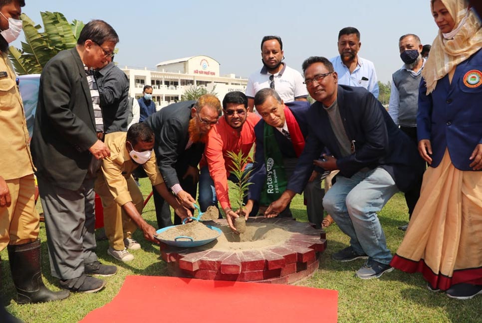 ফেনীতে রোটারির উদ্যোগে বৃক্ষরোপণ ও মাস্ক বিতরণ