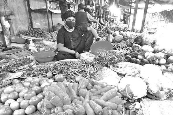 নিত্যপণ্যের দামে নাভিশ্বাস চাঁপাইনবাবগঞ্জে