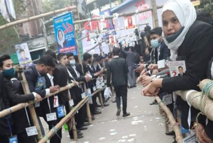 ঢাকা বারের নির্বাচনে প্রথমদিনের ভোটগ্রহণ চলছে