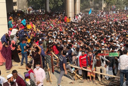 টিকা প্রত্যাশীদের উপচেপড়া ভিড়, পরিস্থিতি নিয়ন্ত্রণে আনতে লাঠিপেটা 