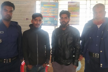 অবৈধভাবে বালু উত্তোলনের দায়ে ভেকু চালকসহ আটক ২