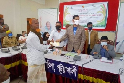 গলাচিপায় সামাজিক বনায়নে উপকারভোগীদের মধ্যে লভ্যাংশের চেক বিতরণ 