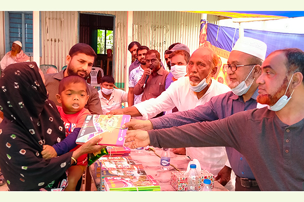 নাগরপুরে বুদ্ধি প্রতিবন্ধীদের মাঝে বই বিতরণ