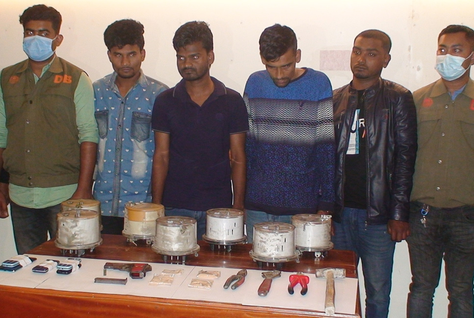 বৈদ্যুতিক মিটার চোর চক্রের ৪ সদস্য আটক