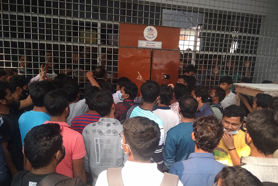 রাবির হলগেটে ছাত্রলীগের তালা