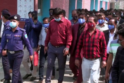 করোনার টিকা নিতে উদ্বুদ্ধ করতে মানিকগঞ্জে রোড শো