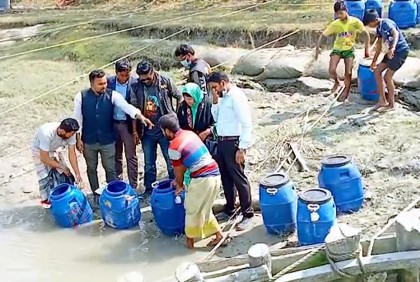 কলাপাড়ায় ১৮ লাখ বাগদা চিংড়ির রেণু নদীতে অবমুক্ত