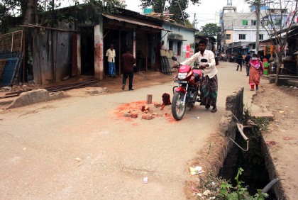 ফুলবাড়ীতে কালভার্টে ফাটল, ঝুঁকি নিয়ে চলাচল
