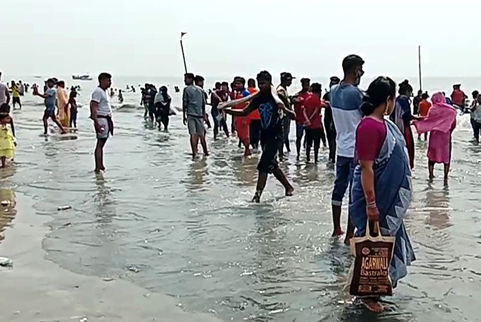 পর্যটকদের পদচারণায় মুখর কুয়াকাটা সৈকত 