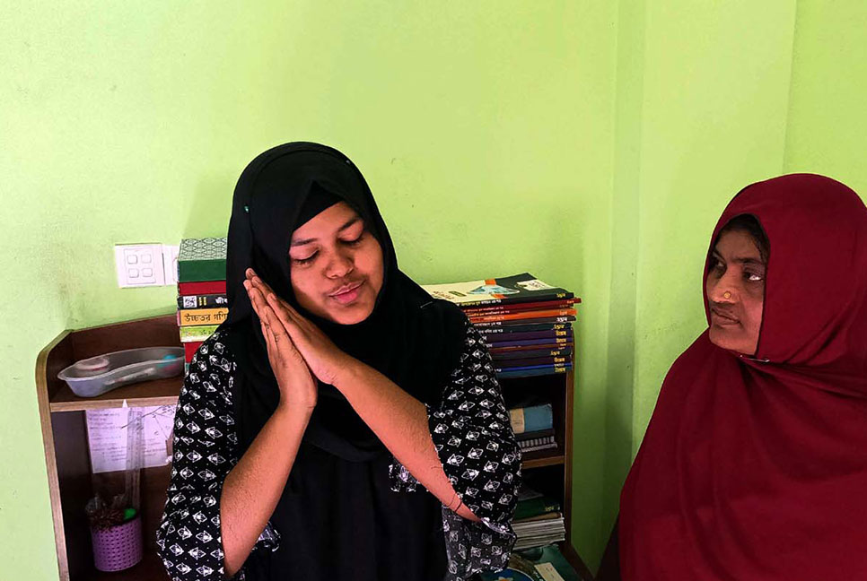 জিপিএ-৫ প্রাপ্ত বাক-শ্রবন প্রতিবন্ধী হুমায়রা ফিরতে চায় সুস্থ জীবনে