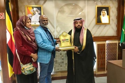 করোনা বীর টিম খোরশেদকে সম্মাননা জানাল সৌদিস্থ উগান্ডা অ্যাম্বাসি